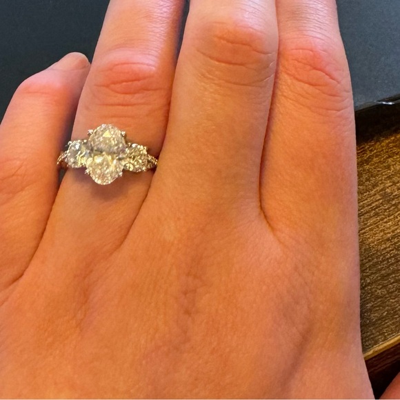 2.56 Certified IGI Color F VS1 Oval Diamond + 1.75 carats w/side-stones & band - Picture 12 of 12